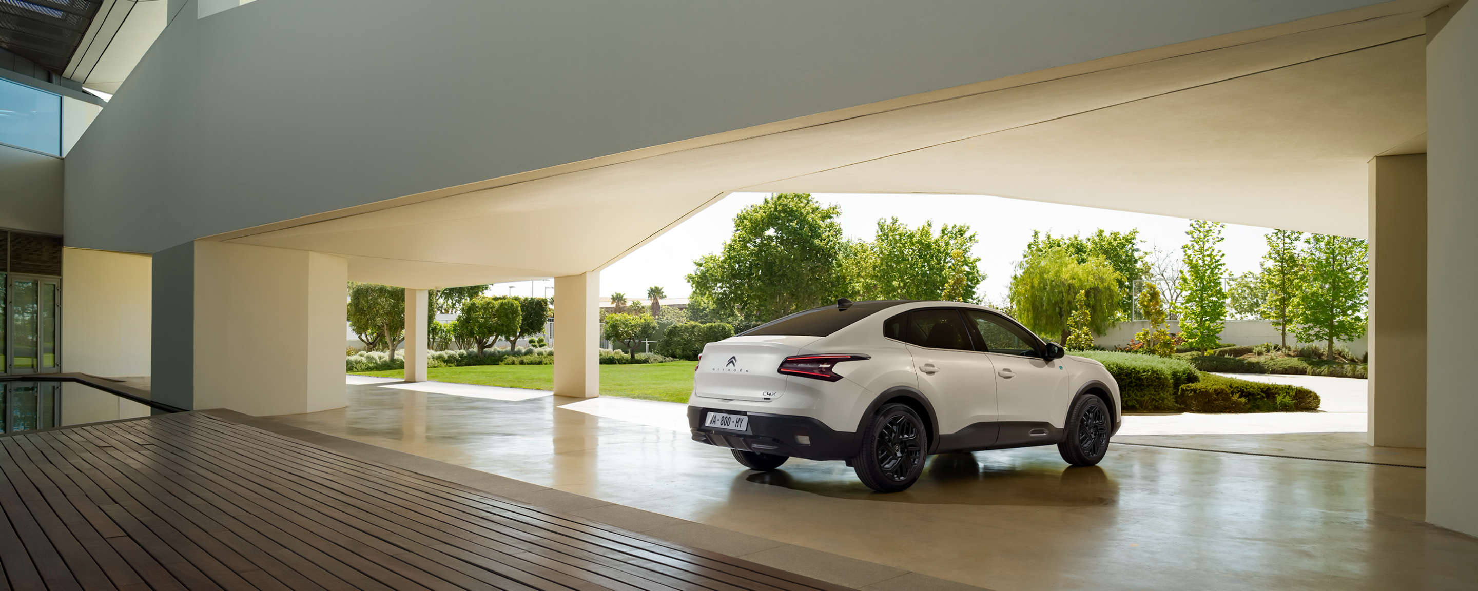 Citroën ë-C4 під навісом