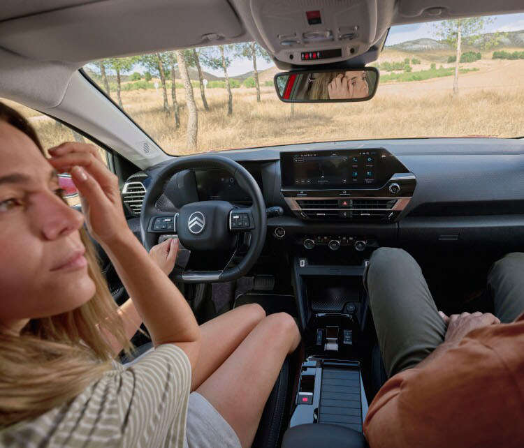 Молода жінка за кермом Citroën C4