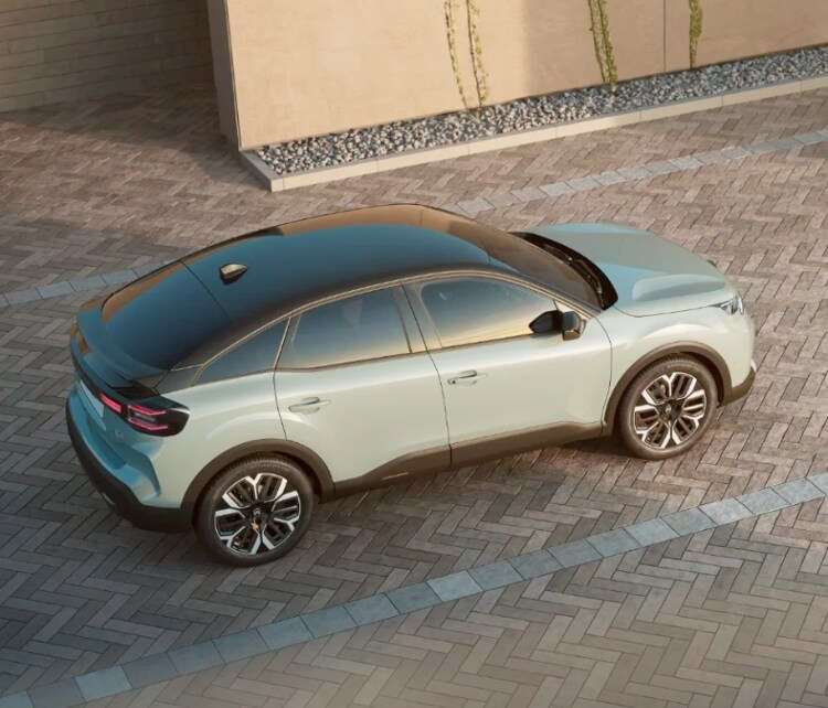 Citroën C4 на стоянці на вулиці. вигляд зверху з правого боку