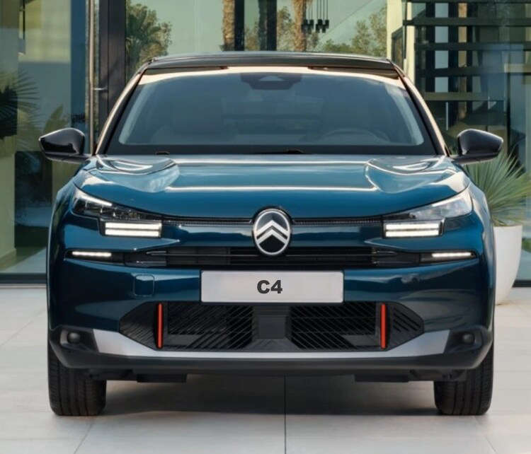 Синій Citroën C4 на стоянці у діловому районі, вигляд спереду