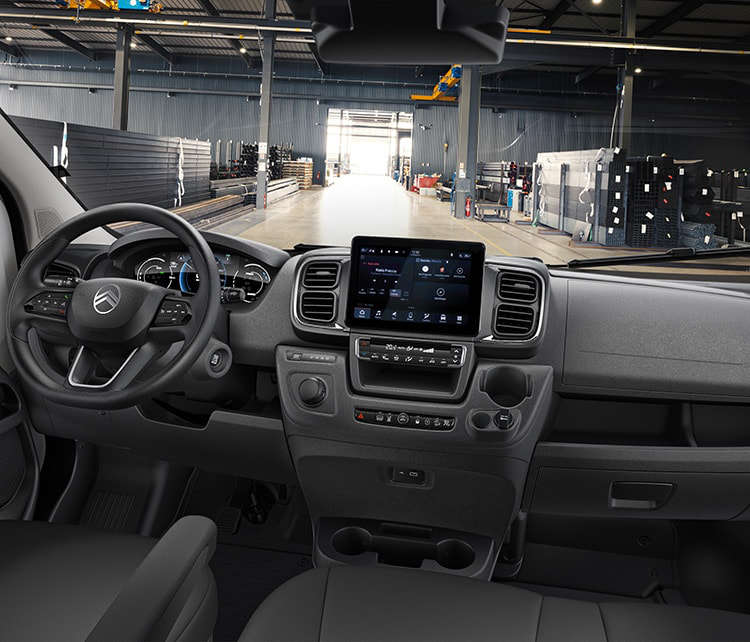 Місце водія у кабіні нового фургона Citroën Jumper, що стоїть на складі